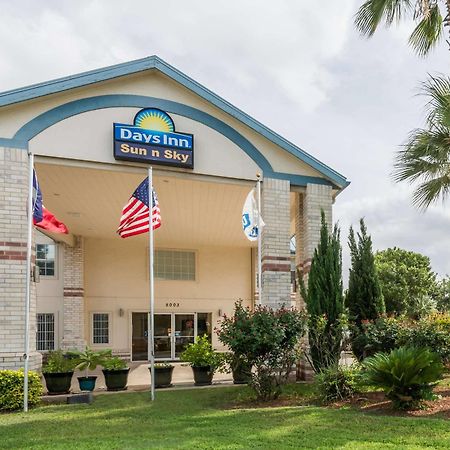 Days Inn By Wyndham San Antonio Southeast Frost Bank Center Exteriér fotografie