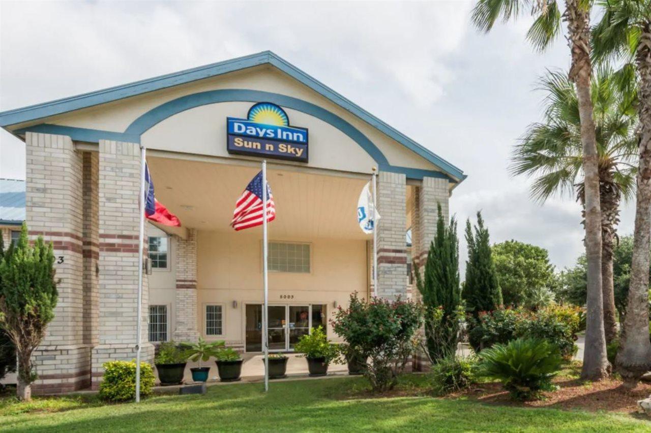 Days Inn By Wyndham San Antonio Southeast Frost Bank Center Exteriér fotografie